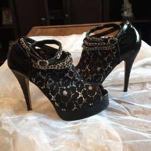 Dollhouse black chained heels